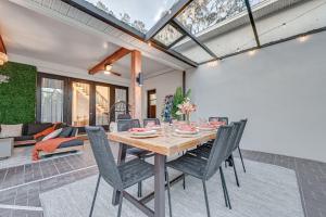ValricoにあるExciting Valrico Villa with Private Pool and Game Roomのテーブルと椅子のあるダイニングルーム
