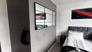 Schlafzimmer mit einem Bett und einem Wandspiegel in der Unterkunft City Center Hotel in Reykjavík