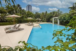 Bazén v ubytování Crowne Plaza Manila Galleria by IHG nebo v jeho okolí