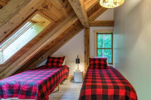 2 camas en un ático con techos de madera en Beautiful chalet on 5 acres - 2 min to Village! Hot-Tub, Sauna, Fire Pit!, en Ellicottville
