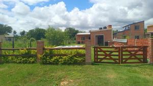 una staccionata di legno davanti a una casa di La casona del Paso a Paso de la Patria Altre 2 foto