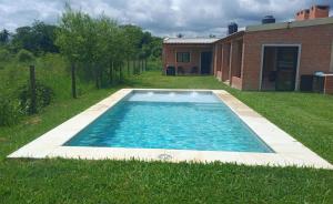 una piscina nel cortile di una casa di La casona del Paso a Paso de la Patria