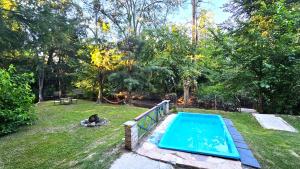 a swimming pool in the yard of a backyard at Casa con PILETA al borde del RIO in Benavídez