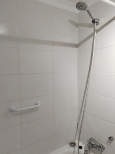 a shower with a shower head in a bathroom at Lindo departamento a pasos de la playa in Coquimbo