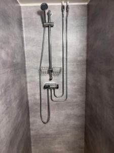 La salle de bains est pourvue d'une douche avec un pommeau de douche. dans l'établissement Lägenhet med egen ingång., à Sundsvall