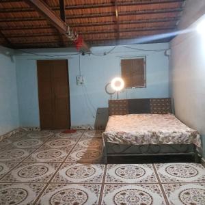 Tempat tidur dalam kamar di Kokane International Tourism Farm House Junnar Malshej
