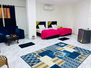 een woonkamer met een bed en een tapijt bij four pyramids Guest house in Caïro