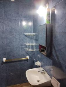 La salle de bains est pourvue d'un lavabo et de toilettes. dans l'établissement Casa Interna Paraná, à Paraná
