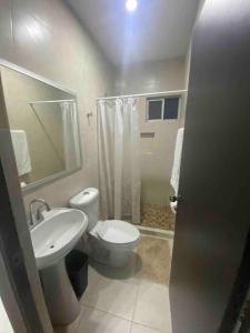 シウダー・バージェスにあるCasa Orizabaのバスルーム(白いトイレ、シンク付)