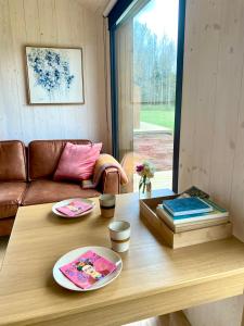 een woonkamer met een tafel met twee borden erop bij Bjarmaland Cottages in Selfoss