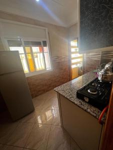uma cozinha com um fogão e uma bancada em Nouvel appartement idéal em Guercif
