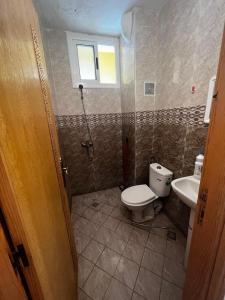 uma casa de banho com um WC e um lavatório em Nouvel appartement idéal em Guercif
