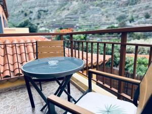 a table and chairs on a balcony with a view at Calma Suite in Agulo