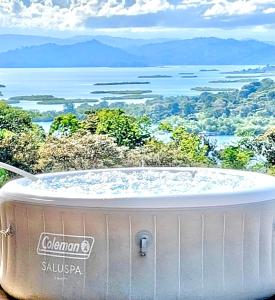 uma grande banheira sentada no topo de uma montanha em MISTY MOONLIGHT VILLAS em Bocas del Toro