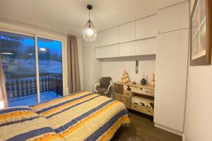 - une chambre avec un lit et une fenêtre dans l'établissement Ski in and ski out apartment Superdévoluy, à Saint-Étienne-en-Dévoluy