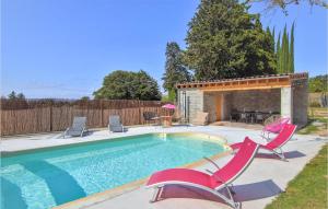 einen Pool mit Stühlen, einem Tisch und einem Kamin in der Unterkunft Cozy Home In St Gervais Sur Roubion in Saint-Gervais-sur-Roubion + 21 Fotos