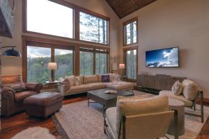uma sala de estar cheia de mobiliário e uma televisão de ecrã plano em New & Stunning Chalet! Reno'd, Hot-Tub, Barrel Sauna, Slope Views, Fire Pit em Ellicottville