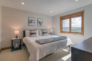 um quarto com uma cama grande e uma janela em New & Stunning Chalet! Reno'd, Hot-Tub, Barrel Sauna, Slope Views, Fire Pit em Ellicottville