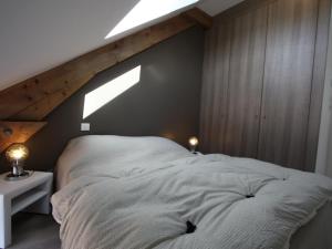 - une chambre avec un grand lit et une lucarne dans l'établissement Gîte Gérardmer, 2 pièces, 2 personnes - FR-1-589-88, à Gérardmer