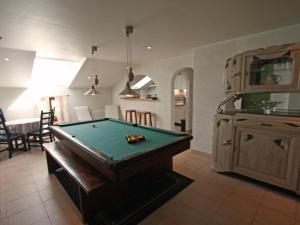 una sala de estar con una mesa de billar. en Gîte Granges-Aumontzey-Granges-sur-Vologne, 3 pièces, 5 personnes - FR-1-589-122, en Granges-sur-Vologne