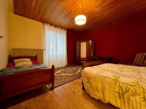 Un dormitorio con 2 camas y una ventana en una habitación en Gîte Solignac-sur-Loire, 4 pièces, 6 personnes - FR-1-582-116 en Solignac-sur-Loire