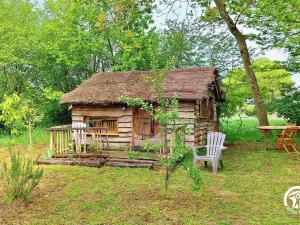 eine Blockhütte mit einem Stuhl und einem Tisch in der Unterkunft Gîte Montenay, 2 pièces, 2 personnes - FR-1-600-220 in Montenay