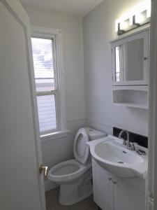 Baño blanco con aseo y lavamanos en Furnished rooms close to U of A in Edmonton, en Edmonton