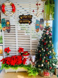 Un árbol de Navidad en una cesta de mimbre con un árbol de Navidad en บ้านพักการ์ฟิลด์ ซีวิว เกาะล้าน en Ko Larn