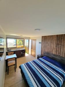 a bedroom with a bed and a desk and a desk at Cabañas Al Mar in Viña del Mar