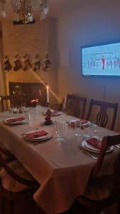 einen Tisch mit Weingläsern und eine Kerze drauf in der Unterkunft Las Golondrinas de Henche 