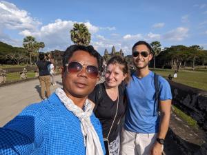 Una donna e due uomini in piedi in un parco di Kakrona Pouk Homestay a Siem Reap