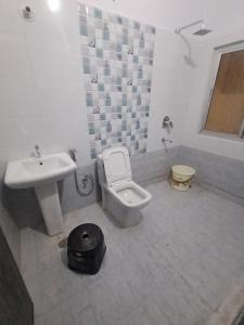 un baño con inodoro y lavabo en Virasat Holiday Home 5Bedroom Villa, en Jodhpur