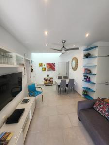 uma sala de estar com um sofá e uma mesa em Apartamento Makai em Puerto de Mogán