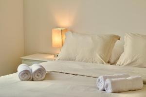 a white bed with towels on top of it at 10 Minutes from NYC - Astoria LIC CityView in Steinway