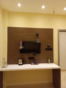 Gauripur的住宿－Hotel Skyking，一张桌子,墙上有电视