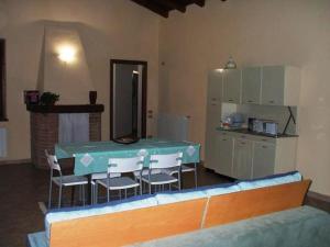 a living room with a table and chairs and a kitchen at Bed & Breakfast La Corte in Zanica