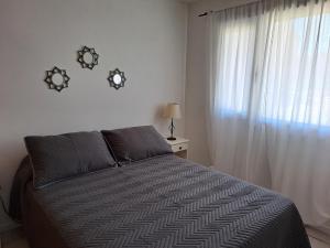 sypialnia z łóżkiem i oknem w obiekcie Ventanas de la Patagonia 3 w mieście Esquel