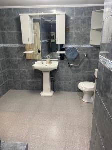 łazienka z umywalką i toaletą w obiekcie Suite Loreto w mieście Caldera