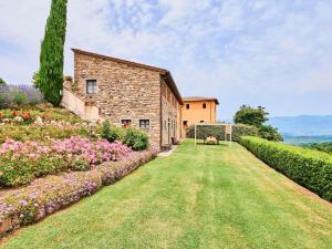 - Vistas al exterior de una casa de piedra con jardín en Beautiful farmhouse with swimming pool in Tuscany, en Cavriglia
