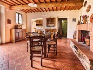 cocina y comedor con mesa y sillas en Beautiful farmhouse with swimming pool in Tuscany, en Cavriglia