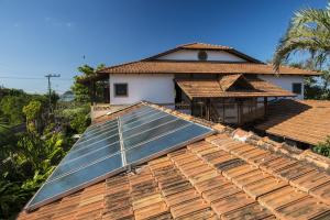 una casa con un panel solar en el techo en Pousada Old Beach, en Florianópolis