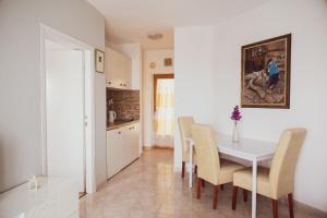 Kuchyň nebo kuchyňský kout v ubytování Apartment Kali 14116c