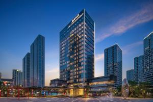 um edifício alto numa cidade com edifícios altos em Marriott Executive Apartments Hangzhou em Hangzhou
