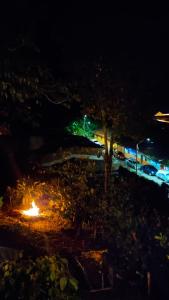a night view of a parking lot with a tree at Villa Ocampo in Salento