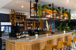 un bar en un restaurante con plantas en la pared en Habana Hotel Y Restaurante, en Higüey