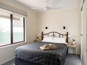 a bedroom with a bed and a window at Port Vincent Motel & Apartments in Port Vincent