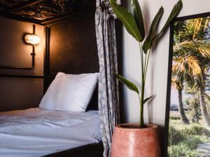 Ein Bett oder Betten in einem Zimmer der Unterkunft Clandestino Hostel Canggu