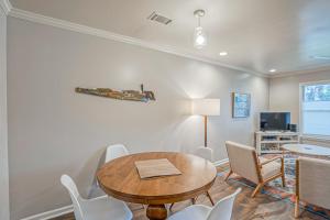 a dining room with a table and chairs at Downtown Beaufort Townhome - Short walk to Waterfront Park - Less than 10 minutes to Parris Island in Beaufort