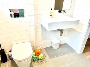 Un baño de Lorne Groovy Ocean View Log House, Pet Friendly, FREE WIFI wine & chocolates kangaroos in the evening