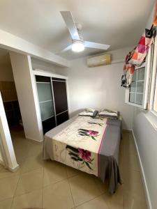 een slaapkamer met een bed en een plafondventilator bij Appartement T2 - vue campagne in Le Robert